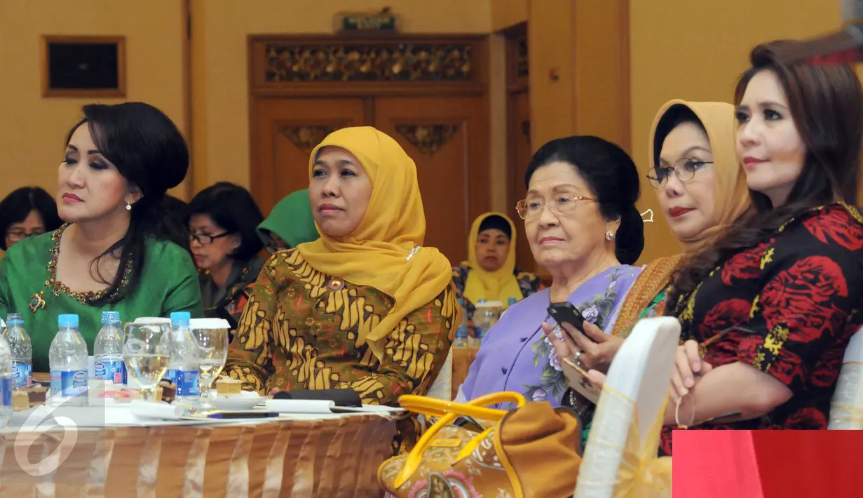 Mensos Khofifah (kedua kiri) saat mengikuti keynote speaker tatap muka sejarah tokoh perempuan dan pimpinan organisasi perempuan di auditorium adhyana, Jakarta, Senin (14/12). (Liputan6.com/Helmi Afandi)