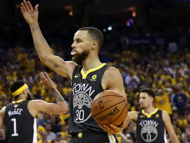 Pebasket Golden State Warriors, Stephen Curry, merayakan kemenangan atas Cleveland Cavaliers pada final NBA di Oracle Arena, Oakland, Minggu (3/6/2018). Warriors menang 122-103 atas Cavaliers. (AFP/Ezra Shaw)