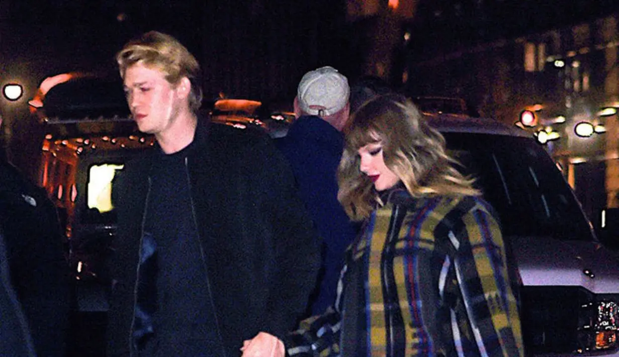 Sementara itu, Taylor Swift sendiri tertutup mengenai kisah cintanya dengan Joe Alwyn. (TMZ)