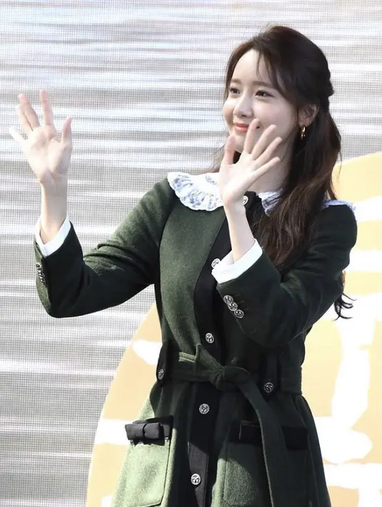 Dress hijau Army yang digunakan Yoona ini mirip dengan dress yang selalu digunakan keluarga Kerajaan Inggris. Dengan detail renda putih pada bagian leher, dan pita di bagian depan. Instagram @yoona_lim