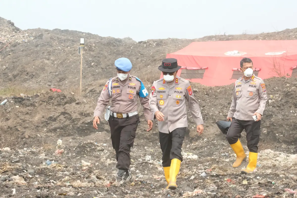 Kapolda Banten Irjen Hengki pantau pemadaman kebakaran di TPA Jatiwaringin, Selasa (7/7/2026).