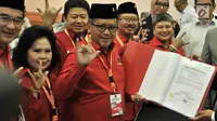 Sekjen PDIP Hasto Kristiyanto (tengah) menunjukkan daftar bakal caleg ke KPU di Jakarta, Selasa (17/7). Hasto tampak beberapa kali mengacungkan salam metal. (Merdeka.com/Iqbal Nugroho)