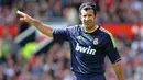 Luis Figo - Legenda sepak bola Portugal ini telah menorehkan tinta emas di Real Madrid. Selain berhasil mempersembahkan trofi liga Champions, Ia juga mampu menyumbang 16 gol untuk El Real. (AFP/Andrew Yates)