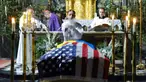 Para pendeta Katolik memimpin upacara perpisahan untuk warga negara Amerika Serikat (AS) Daniel W. Swift di Lviv, Ukraina, 31 Januari 2023. Seorang mantan Navy SEAL AS yang disersi pada 2019 tewas pekan lalu di Ukraina dalam pertempuran dengan tentara Rusia. (AP Photo/Mateusz Nowak)