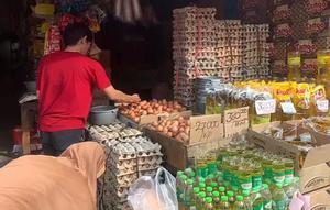 Sejumlah harga sembako di Kota Bekasi mengalami kenaikan jelang Idul Fitri 1446 H, imbas minimnya pasokan akibat banjir dan meningkatnya permintaan. (Liputan6.com/Bam Sinulingga)