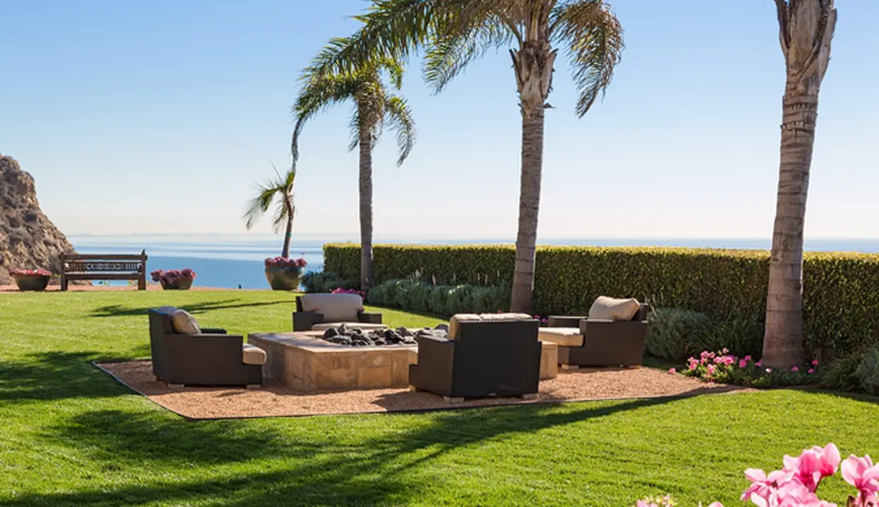 Bercengkerama di ruang terbuka dengan pemandangan pantai Malibu yang indah.(architecturaldigest.com)
