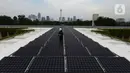 Teknisi melakukan pemeriksaan instalasi panel surya di Masjid Istiqlal, Jakarta, Kamis (3/9/2020). Sebanyak 506 panel surya dengan kapasitas untuk pencahayaan area masjid dengan total daya sebesar 150.000 watt atau setara dengan daya 115 rumah dengan langganan 1300 watt. . (merdeka.com/Imam Buhori)