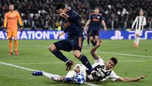 Bek Juventus, Joao Cancelo, menekel gelandang Valencia, Francis Coquelin, pada laga Liga Champions di Stadion Allianz, Turin, Selasa (27/11). Juventus menang 1-0 atas Valencia. (AFP/Marco Bertorello)
