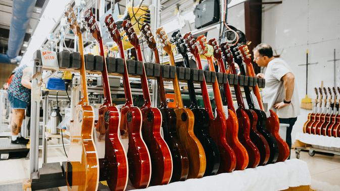 Gitar Gibson terlihat berjajar di Gibson USA Factory, Nashville, Tennessee, Amerika Serikat, Rabu (17/7/2019). Gibson kembali bangkit dari kebangkrutan setelah disuntik dana segar. (Jason Kempin/Getty Images/AFP)