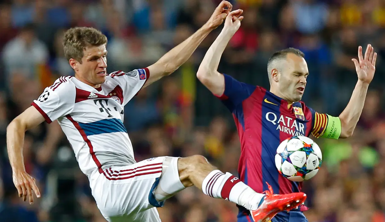 Penyerang Bayern Muenchen, Thomas Muller (kiri) berusaha melewati gelandang Barcelona Andreas Iniesta pada leg pertama babak semifinal Liga Champions di Camp Nou, Kamis (7/5/2015). Barcelona menang 3-0 atas Bayern Muenchen. (Reuters/Gustau Nacarino)