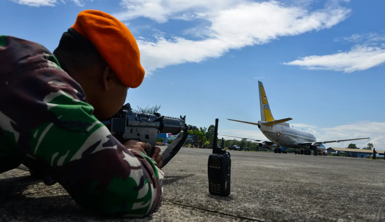Personel TNI AU mengarahkan laras senjatanya ke arah pesawat saat latihan serangan pesawat di Lanud Sultan Iskandar Muda, Blang Bintang, Provinsi Aceh, Kamis (19/2/2020). (CHAIDEER MAHYUDDIN/AFP)