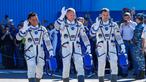 Astronaut NASA Frank Rubio (kiri) bersama kosmonaut Roscosmos Sergey Prokopyev (tengah) dan Dmitri Petelin (kanan) berjalan sebelum peluncuran pesawat ruang angkasa Soyuz MS-22 di kosmodrom Baikonur, Kazakhstan, 21 September 2022. Badan antariksa Rusia, Roscosmos, dan badan antariksa Amerika Serikat, NASA, meluncurkan kru ke Stasiun Luar Angkasa Internasional (International Space Station). (Maxim Shemetov, Pool Photo via AP)