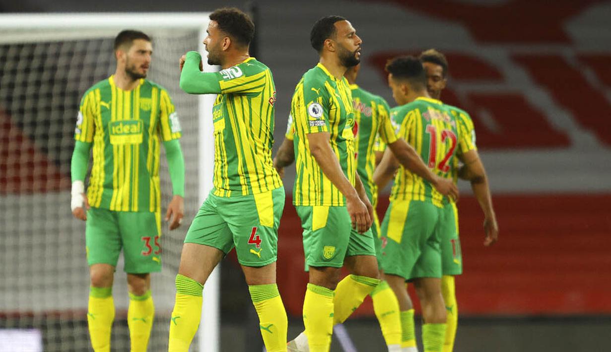 Para pemain West Bromwich Albion tampak kecewa usai ditaklukkan Arsenal pada laga Liga Inggris di Stadion Emirates, Senin (10/5/2021). Arsenal menang dengan skor 3-1. (Richard Heathcote/ Pool via AP)