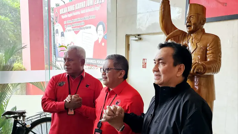 Politisi PDI Perjuangan (PDIP) Effendi Simbolon memenuhi panggilan DPP PDIP terkait peryataan soal Menteri Pertahanan Prabowo Subianto cocok menahkodahi RI.