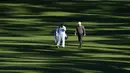Pegolf AS, Mark O'Meara, berjalan bersama caddie Shane Joel saat sesi latihan jelang turnamen golf The Masters di Augusta National Golf Club, Augusta, Georgia, AS, (5/4/2016). (AFP/Don Emmert)