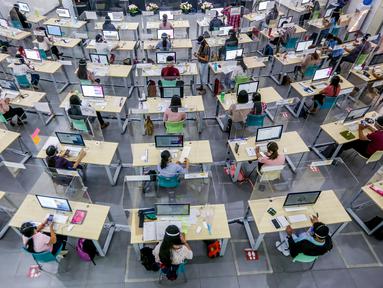 Sejumlah guru berlisensi menjawab panggilan telepon di Tele-Aral Center, Manila (6/10/2020). Tele-Aral Center adalah program saluran telepon khusus (hotline) nasional Filipina untuk membantu siswa mengikuti belajar kelas daring saat beradaptasi dengan pandemi COVID-19. (Xinhua/Rouelle Umali)