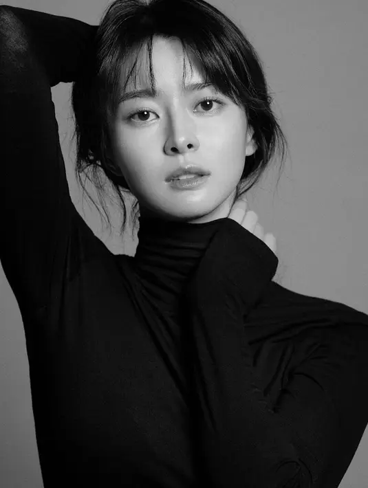 Hubungan Lee Jongsuk dan Kwon Nara berawal dari hanya sekedar senior-junior. Dimana Lee Jongsuk merupakan CEO dari agensi tempat Kwon Nara bernaung setelah dirinya keluar dari Hello Venus. (Liputan6.com/IG/hv_nara)