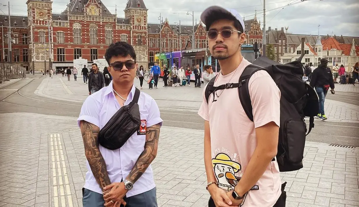 Uniknya, Reza Arap tampak mengenakan seragam SMA saat tampil di Tomorrowland. Selain aksi panggung yang keren, gaya berpakaian itu pun menjadi salah satu yang mencuri atensi para penonton. Bahkan, suami Wendy Walters itu terus memakainya selama acara berlangsung, meski sudah di turun panggung. (Liputan6.com/IG/@weird.genius)