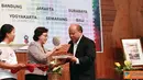 Citizen6, Jakarta: Penyerahan kenang-kenanganan SCTV-IISIP (Pengirim: Ady Permadi)