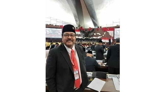 Penampilan 7 Seleb saat Bertugas di DPR, Anggun dan Gagah