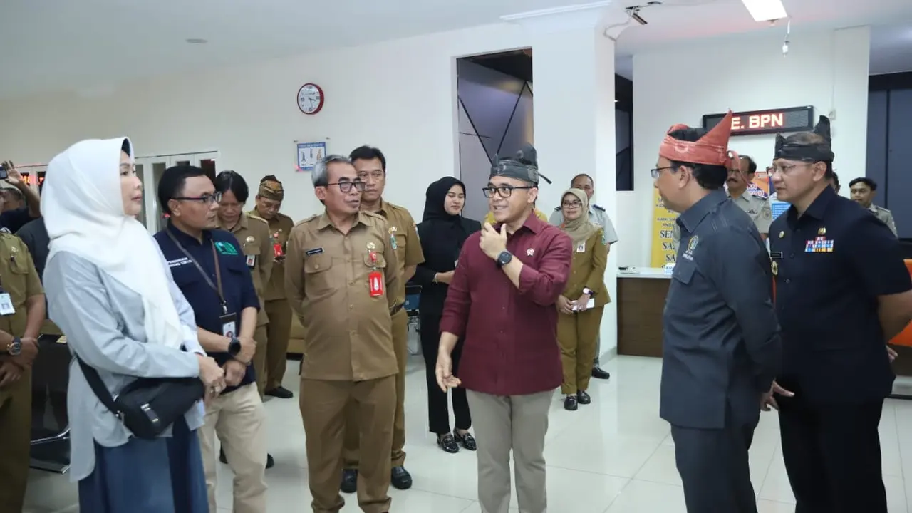 Menteri Pendayagunaan Aparatur Negara dan Reformasi Birokrasi (PANRB) Abdullah Azwar Anas saat meninjau MPP Among Warga Kota Batu, Selasa (18/07). Dok Kementerian PANRB