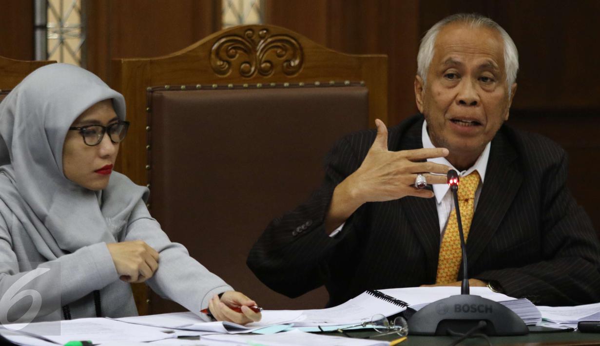 Otto Cornelis Kaligis (kiri) saat menjalani sidang Peninjauan Kembali (PK) di Pengadilan Negeri Jakarta Pusat, Jakarta, Senin (13/3). Sidang tersebut menghadirkan mantan hakim agung Laica Marzuki sebagai saksi ahli. (Liputan6.com/Helmi Afandi)