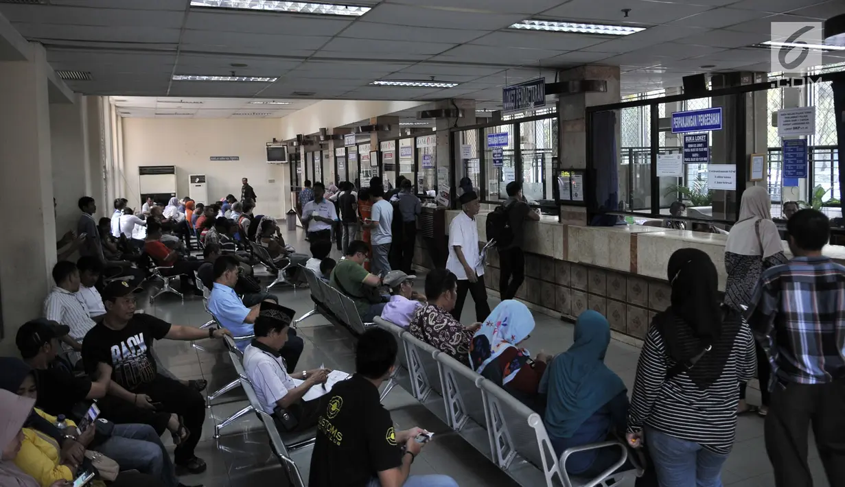 Antrean warga yang melakukan perpanjangan pajak kendaraan bermotor di Samsat Jakarta Timur, Senin (2/7). Pemprov DKI menghapus denda Pajak Kendaraan Bermotor (PKB) dimulai dari 27 Juni hingga 18 Agustus 2018. (Merdeka.com/Iqbal S Nugroho)
