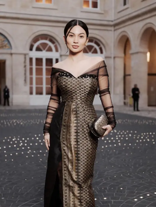 Saat menghadiri gala dinner di Paris Fashion Week 2023, Ariel Tatum terlihat menawan dalam dress dengan model off shoulder. Dress yang digunakan olehnya merupakan karya rancangan Didiet Maulana dengan memakai kain songket. (Liputan6.com/IG/@arieltatum)