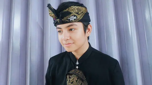 FOTO: Tampannya Angga Yunanda Saat Pakai Baju Adat Bikin Penggemar Meleleh