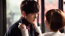 Healer adalah drama aksi-romantis mendebarkan yang mengikuti kisah Seo Jung Hoo (Ji Chang Wook), seorang kurir malam misterius dan mahir yang dikenal sebagai Healer di bawah tanah. Dengan tujuannya mendapatkan cukup uang untuk menjalani kehidupan yang nyaman, hidupnya tiba-tiba berubah ketika dia terlibat dengan jurnalis ambisius Chae Young Shin (Park Min Young), yang ditugaskan untuk dia temukan dan lindungi.  (Foto: KBS2)