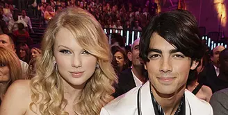 Taylor Swift hanya butuh sekitar tiga bulan (Juli hingga Oktober 2008) menjalin kasih dengan Joe Jonas. Melalui sambungan telpon 17 detik, Joe memutuskan hubungannya dengan Taylor. Kemarahan Taylor diungkapkan dalam lagu Last Kiss. (Istimewa)
