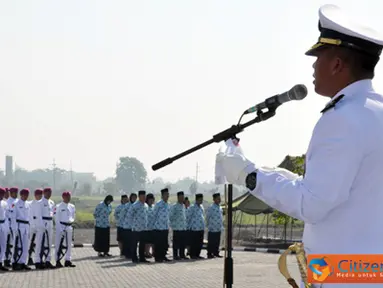 Citizen6, Sidoarjo: Peringatan Hari Lahir TNI AL ke-67 ini dilaksanakan dalam sebuah upacara militer dengan Inspektur Upacara Pasops Denma Pasmar-1 Mayor Marinir I Gede Edy S. (Pengirim: Roby Eka Sanjaya)