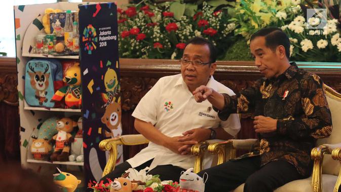 Presiden Joko Widodo berbincang dengan Mensesneg Pratikno saat menghadiri promosi Asian Games 2018 di Istana Negara, Jakarta, Selasa (5/6). Asian Games yang ke-18 ini diikuti 49 negara dan perhelatan sangat besar. (Liputan6.com/Angga Yuniar)