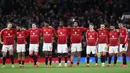 Para pemain Manchester United berjejer selama adu penalti dalam pertandingan putaran kelima atau 16 besar Piala FA 2024-2025 melawan Fulham di stadion Old Trafford, Inggris, pada Minggu (2/3/2025) malam WIB. (Darren Staples/AFP)
