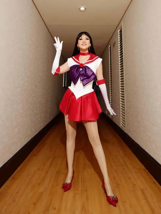 Penampilan seorang anak itu sama dengan karakter anime yang ditirunya. Tampak, kakinya perempuan biasa disapa BCL itu tampil  dengan kaki glowing. [Instagram/bclsinclair]