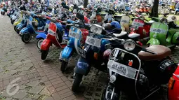 Sejumlah vespa terparkir saat berlangsungnya Jakarta Mods Mayday 2017, Jakarta, Sabtu (13/5). Jakarta Mods Mayday 2017 merupakan ajang berkumpulnya penggemar skuter Vespa. (Liputan6.com/Johan Tallo)