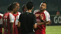 Marcel Sacramento dkk. saat Persipura melawan Persebaya di Stadion GBT, Surabaya, Selasa (29/5/2018). (Bola.com/Aditya Wany)