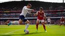 Pemain Tottenham Matt Doherty (kiri) berebut bola dengan pemain Arsenal Gabriel Martinelli pada pertandingan sepak bola Liga Premier Inggris di Emirates Stadium, London, Inggris, 1 Oktober 2022. Arsenal menang 3-1. (AP Photo/Kirsty Wigglesworth)