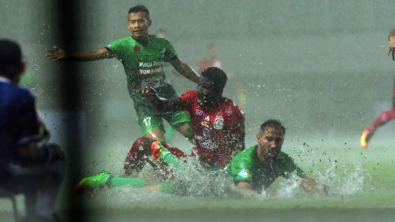 Penyerang PS TNI Elio Bruno Teixeira (bawah) terjatuh saat berebut bola dengan pemain Persiba pada lanjutan Liga 1 di Stadion Pakansari, Kab Bogor, Jumat (5/5/2017). Laga kedua tim berakhir imbang 1-1. 