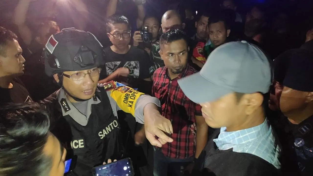 Kapolresta Pekanbaru Komisaris Besar Susanto berusaha mendamaikan dua kelompok terlibat tawuran di Jalan Jembatan Siak IV.