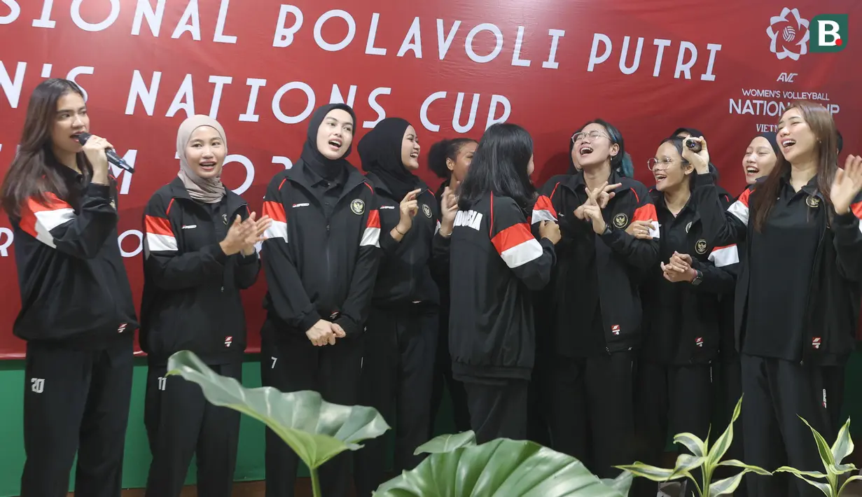 Para pemain asik menyanyi bersama saat acara pelepasan Timnas Voli Putri Indonesia untuk mengikuti ajang AVC Nations Cup 2025 di Padepokan Bola Voli Jenderal Polisi Kunarto, Sentul, Bogor. Rabu (4/6/2025). (Bola.com/M Iqbal Ichsan)