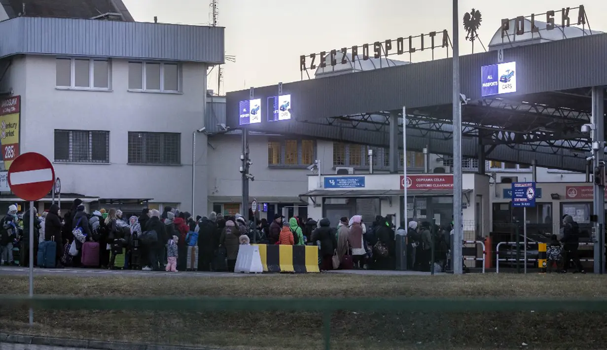 Pengungsi dari Ukraina berbaris untuk masuk ke Polandia di perbatasan di Medyka, Polandia timur, 28 Februari 2022. Lebih dari setengah juta orang telah meninggalkan Ukraina sejak invasi Rusia dengan lebih dari setengahnya melarikan diri ke Polandia. (Wojtek RADWANSKI/AFP)