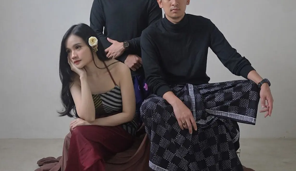 Saat manggung, Fanny Soegi kerap tampil mengenakan busana etnik atau pakaian tradisional khas Indonesia. @fannysoegi.