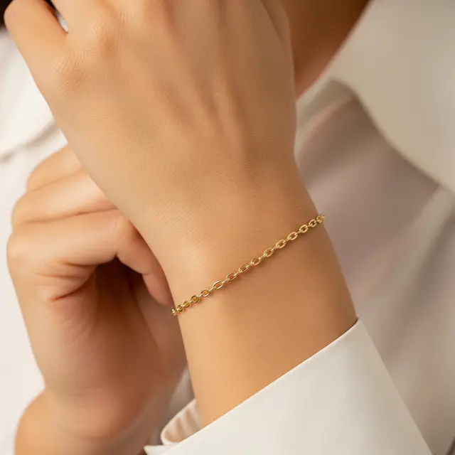 Model Gelang Emas Kecil yang Cocok untuk Wanita Aktif (Image by Gemini AI)