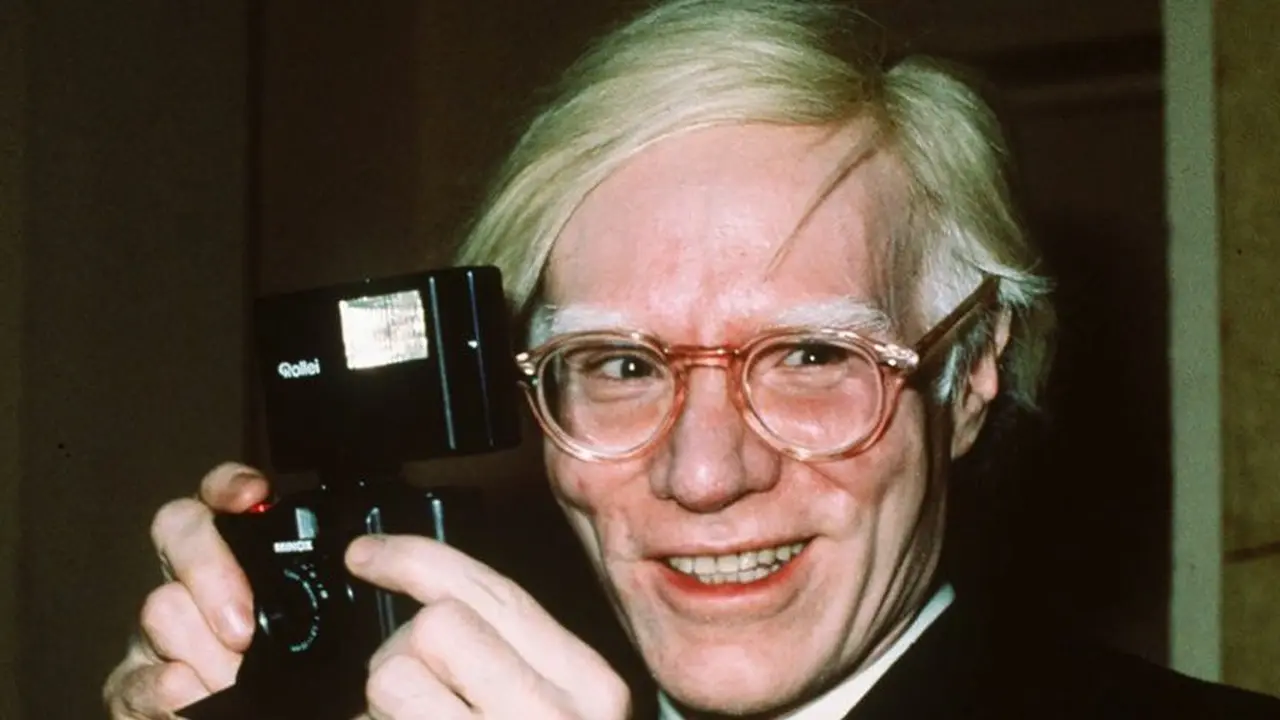 Potret seniman pop Andy Warhol yang tampak tersenyum di New York, AS pada tahun 1976.(Photo credit: AP Photo/Richard Drew, FILE)