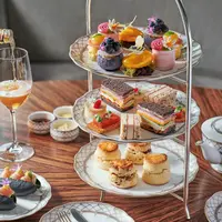Menampilkan buah-buahan musiman, menu afternoon tea di hotel ini menawarkan rasa dingin yang menyegarkan dengan Yuzu-Pineapple Cheesecake, Foie Gras Tartlet dengan Raspberry dan Rum Raisin Scones dipasangkan dengan koktail teh, mocktail, atau teh khas. (Foto Grand Hyatt)