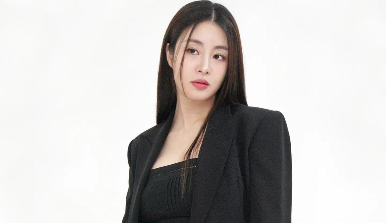 “Kang Sora sedang mengandung anak keduanya. Dia diperkirakan akan melahirkan sekitar akhir tahun ini," ungkap agensi Kang Sora