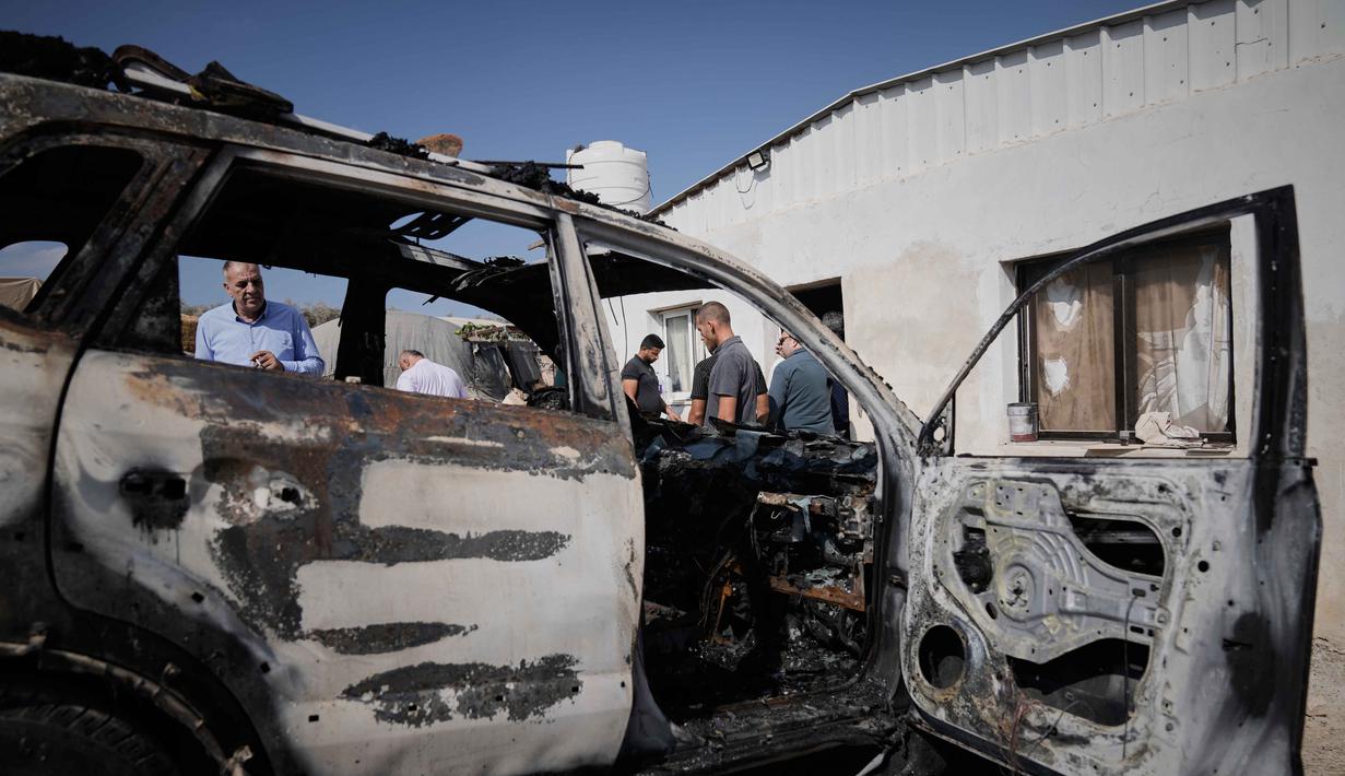 Warga Palestina memeriksa kerusakan di kawasan industri setelah serangan yang dilakukan oleh pemukim Israel pada hari sebelumnya di desa Beit Lid, dekat Tulkarm, di Tepi Barat, Rabu 12 November 2025. Pemukim Israel kembali melakukan serangan besar-besaran di berbagai wilayah Tepi Barat yang diduduki pada Selasa (11/11/2025) malam waktu setempat. (AP Photo/Majdi Mohammed)