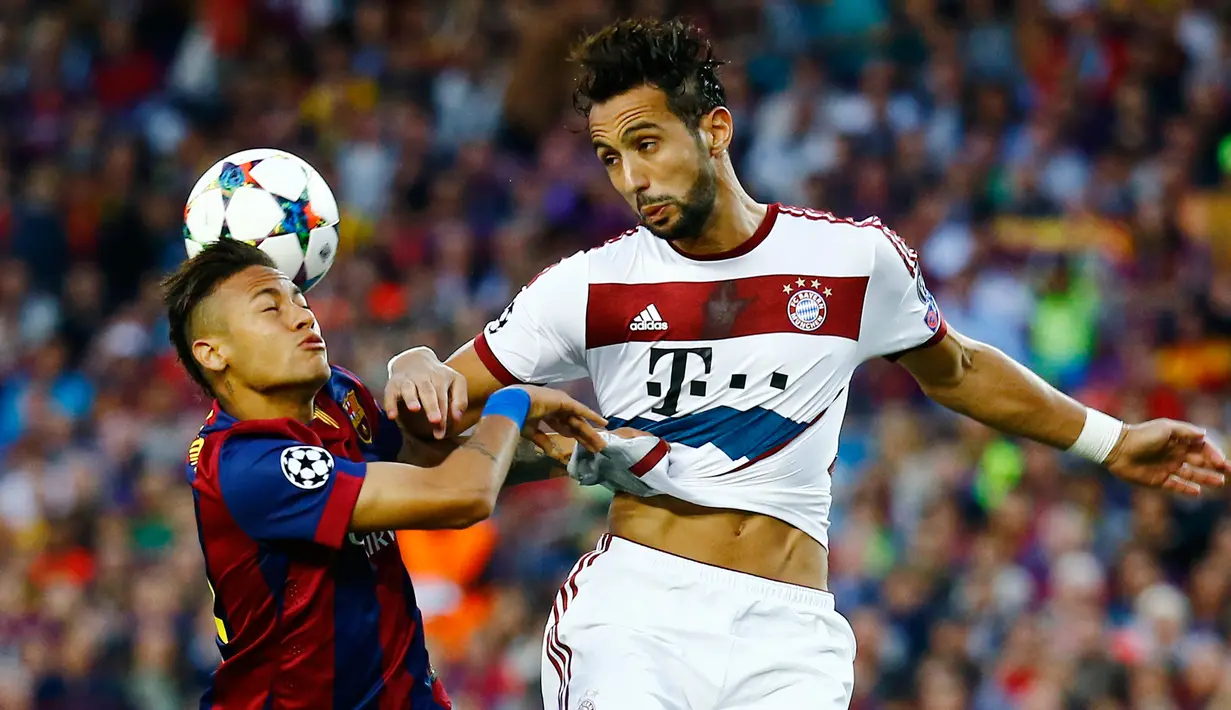 Penyerang Barcelona, Neymar berebut bola udara dengan bek Mehdi Benatia pada leg pertama babak semifinal Liga Champions di Camp Nou, Kamis (7/5/2015). Barcelona menang 3-0 atas Bayern Muenchen. (Reuters/Kai Pfaffenbach)