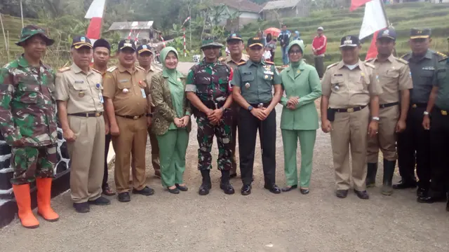 Bupati Garut Rudy Gunawan bersama Danrem 062 Tarumanaga Kol Inf Tatan Ardianto meresmikan jembatan baru hasil program TMMD di desa Pancasura, Garut